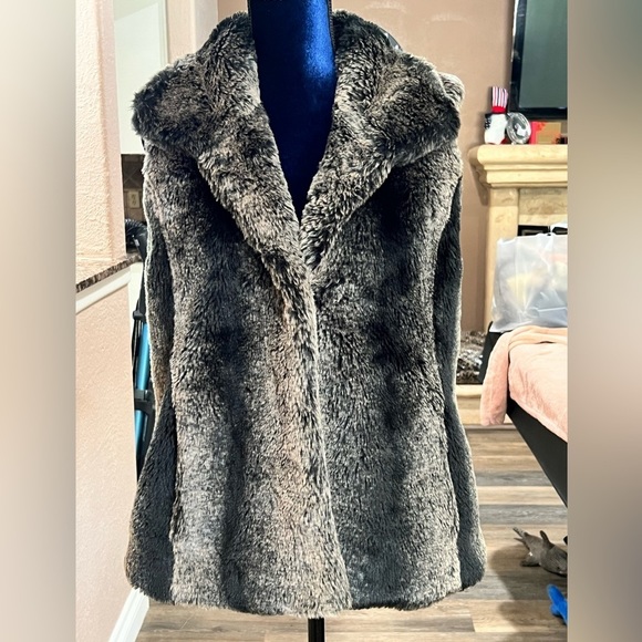 Kristen Blake faux fur plush vest brown gray Size Medium! Beautiful mix of color - Picture 1 of 12